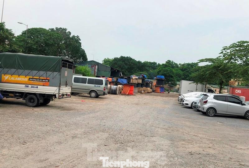 Bên trong bãi có nhiều ô tô con, xe tải và xe chở khách loại lớn.