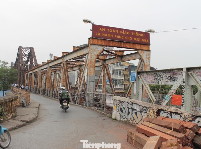 Sau khi được xây dựng và đưa vào sử dụng từ năm 1902, đến nay cầu Long Biên (bắc qua sông Hồng, Hà Nội) đã có tuổi thọ 119 năm. Ban đầu, ngoài phục vụ chính cho tàu hỏa, làn đường hai bên cánh gà còn cho tất cả các loại xe qua lại.