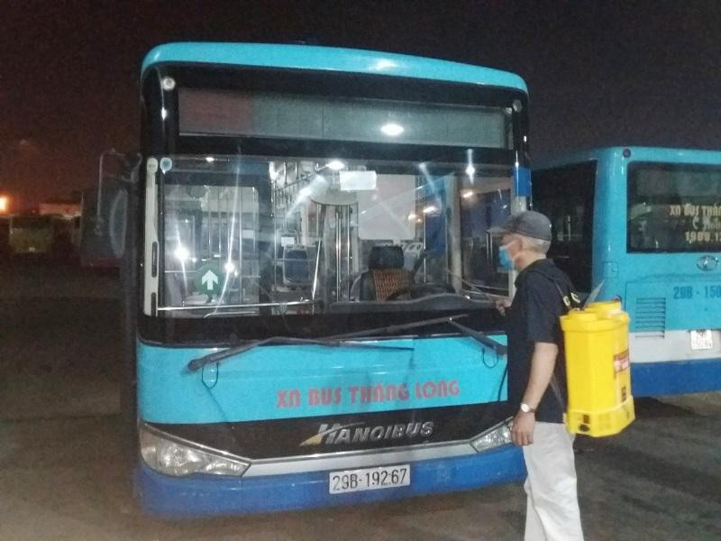 Hết lượt hành trình sau 1 ngày, khi về gara (trạm sửa chữa và lưu đêm), xe buýt tiếp tục được khử khuẩn toàn bộ xe