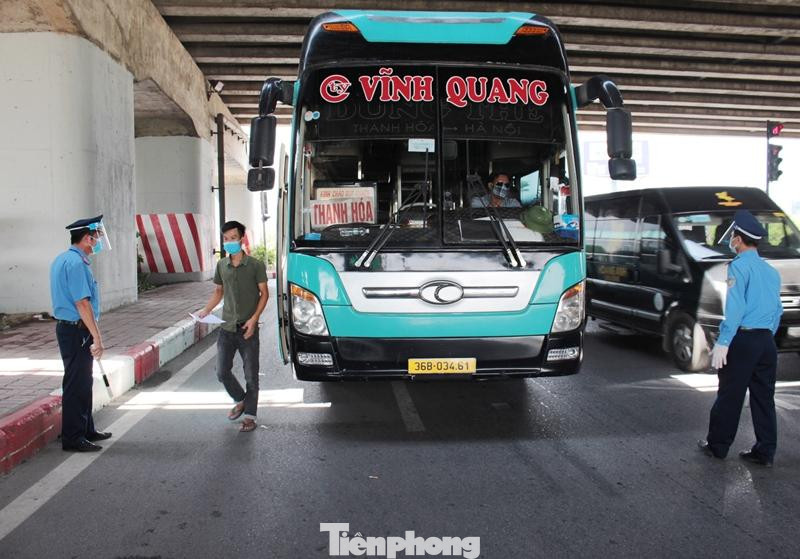 Tổ công tác tại các chốt trực chỉ cho xe khách di chuyển tiếp khi đã bổ sung, thực hiện đầy đủ về quy định phòng chống dịch. Tổ công tác tại các chốt trực chỉ cho xe khách di chuyển tiếp khi đã bổ sung, thực hiện đầy đủ về quy định phòng chống dịch.