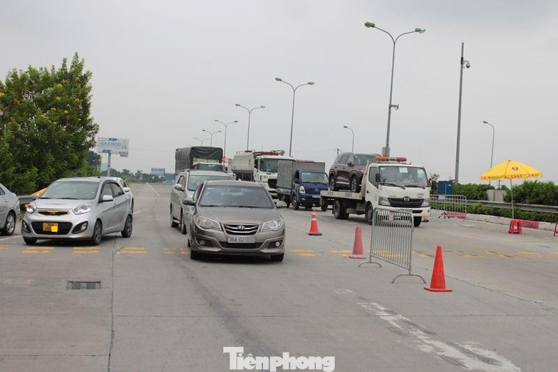 Có mặt tại một số chốt trực cửa ngõ Hà Nội trong ngày 10/8 PV Tiền Phong được đại diện các chốt cho biết: sau nửa tháng thành phố thực hiện giãn cách, ngày thường các chốt trực chỉ ghi nhận xe chở hàng, xe cấp cứu lưu thông. Tuy nhiên, ngày 10/8 lực lượng trực nhiệm vụ tại các chốt trực ghi nhận lượng xe cá nhân bỗng dưng đông đột biến. Có mặt tại một số chốt trực cửa ngõ Hà Nội trong ngày 10/8 PV Tiền Phong được đại diện các chốt cho biết: sau nửa tháng thành phố thực hiện giãn cách, ngày thường các chốt trực chỉ ghi nhận xe chở hàng, xe cấp cứu lưu thông. Tuy nhiên, ngày 10/8 lực lượng trực nhiệm vụ tại các chốt trực ghi nhận lượng xe cá nhân bỗng dưng đông đột biến.