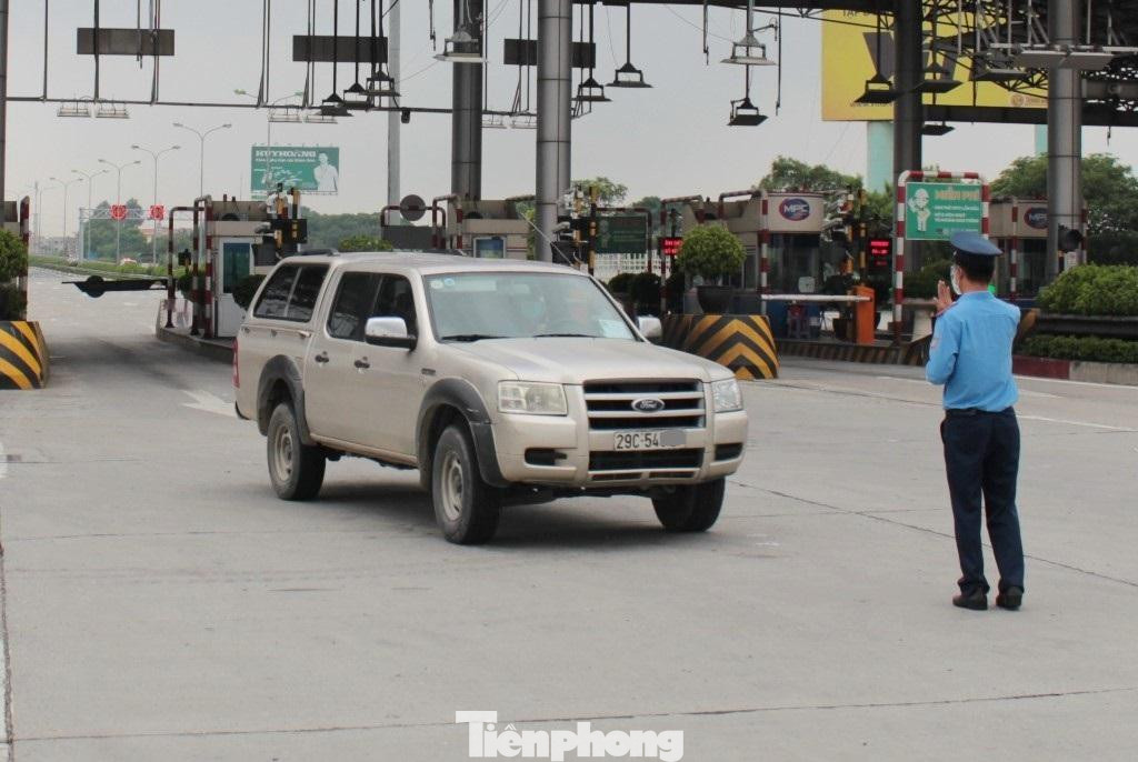 Phía sau (lớp 2), Thanh tra giao thông kiểm tra các giấy tờ đi đường theo quy định. Phía sau (lớp 2), Thanh tra giao thông kiểm tra các giấy tờ đi đường theo quy định.