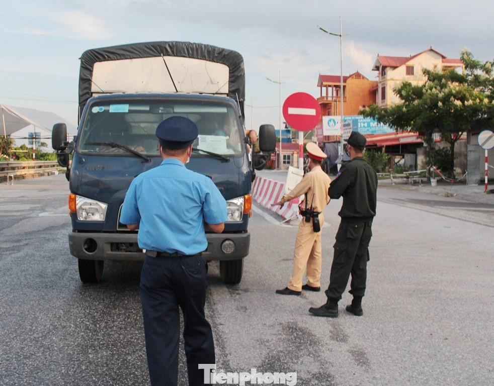 Liên ngành CSGT, CSTT và Thanh tra giao thông tại chốt Cầu Giẽ (Phú Xuyên).