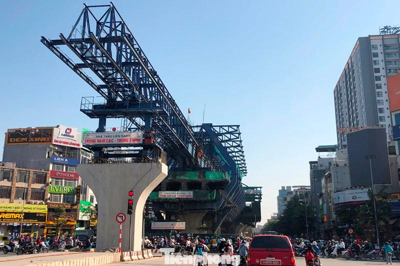 Công trường dự án đường Vành đai 2 trên cao và mở rộng mặt đường dưới thấp cũng đang được thi công vào ban ngày trong phạm vi hàng rào.