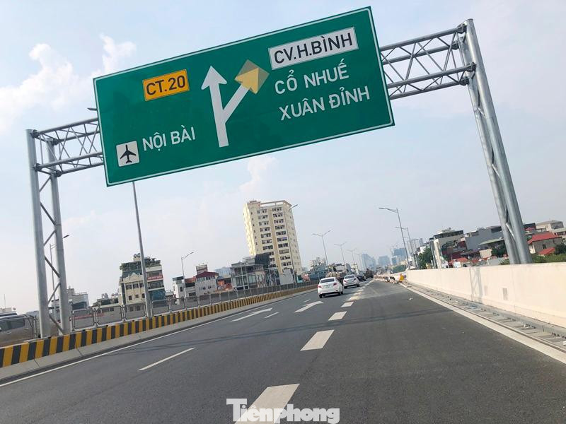 Do chưa có nhánh kết nối lên xuống, thay vì đi đường trên cao để giảm quá tải cho các tuyến đường đô thị bên dưới, các dòng xe từ ô tô cá nhân đến xe chở khách vẫn đi vào đường Phạm Văn Đồng. Với phương tiện nào đã lỡ đi trên đường trên cao thì phải đi hết cầu Thăng Long, sang tận Đông Anh (dài hơn 8km) mới có điểm quay đầu vòng lại.