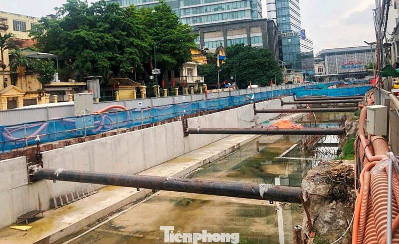 Lý do chính là công trình đang vướng các hạ tầng kỹ thuật bên dưới như đường ống cấp, thoát nước, cáp viễn thông, điện chiếu sáng... Sau khi rào đường Trần Hưng Đạo thi công được một số hạng mục đường hầm, tường chắn, công trường cũng đang dừng chưa biết ngày nào thi công trở lại.