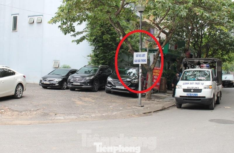 Tổ công tác kiểm tra tại bãi trông ô tô có treo biển nhưng không phép ở phía Đông Bắc tòa nhà VP6.