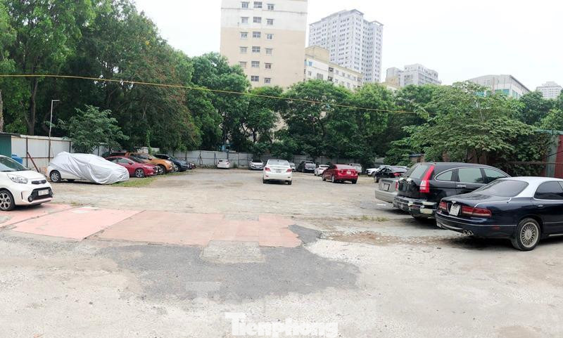 Bên trong bãi xe Đức Cảnh với nhiều ô tô con đỗ thời gian dài, bãi cũng không có phép.