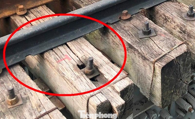 Với những thanh tà vẹt đỡ đường ray bị mục ruỗng được phát hiện qua quá trình đi tuần, anh Khảo đã đánh dấu chữ "T" (thay).