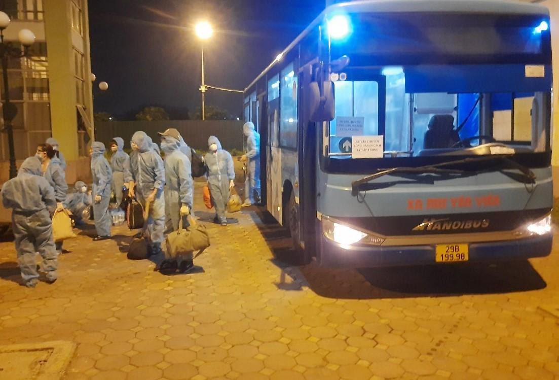 Và sau những chuyến đón người hết cách ly về địa phương, vào đêm tối xe buýt lại có nhiệm vụ đón những gia đình, công dân thuộc diện F1 từ các khu dân cư đến các địa điểm cách ly tập trung.