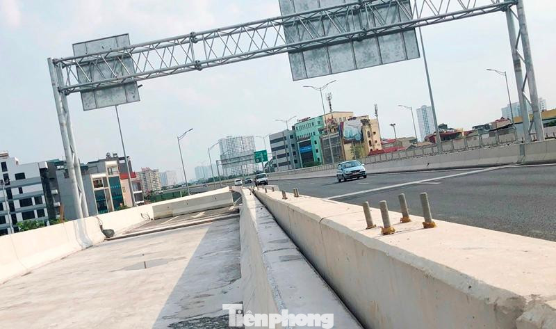 Cùng với làn đường chính chạy trên cao, để tăng kết nối, giảm mật độ xe, ùn tắc cho các tuyến đường nội đô, theo thiết kế đường trên cao Mai Dịch - cầu Thăng Long còn có 6 nhánh đường kết nối lên xuống tại các nút giao: Hoàng Quốc Việt, Cổ Nhuế, Đông Ngạc - KĐT Ciputra.