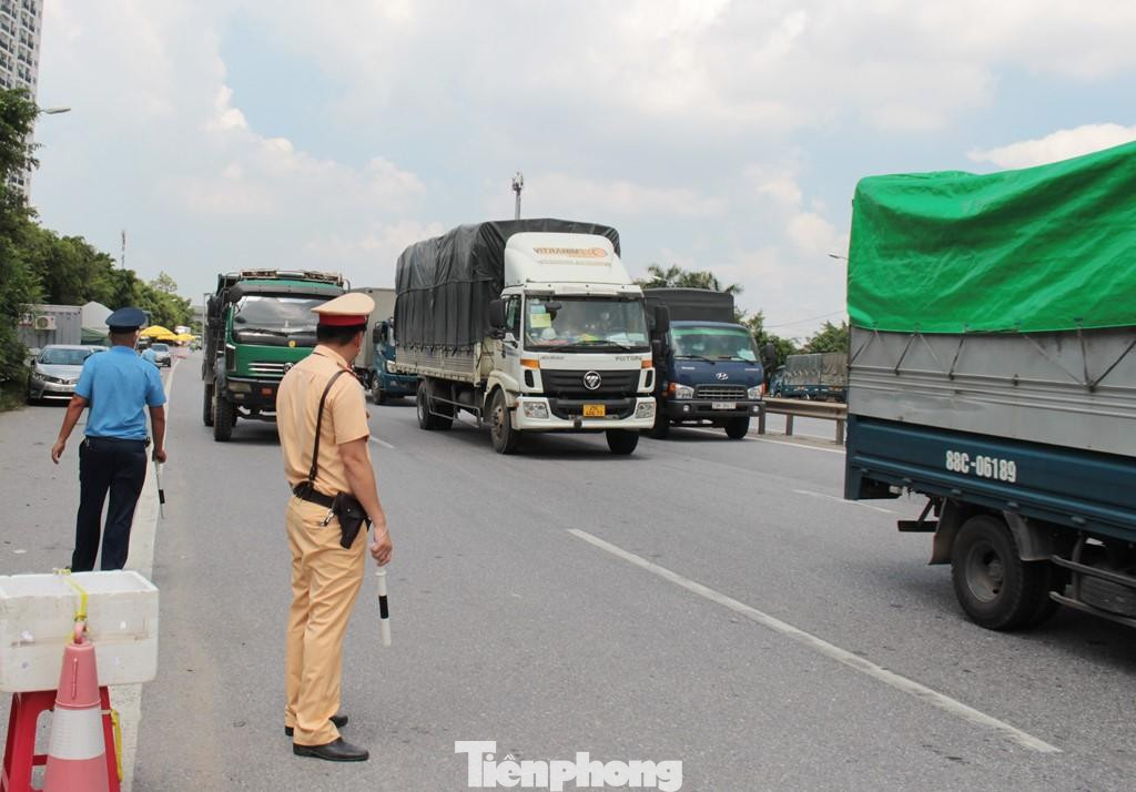 Tuy nhiên, vào giờ cao điểm buồi chiều, do lượng xe tải qua lại chốt đông, hầu hết các chốt đã phải "xả" việc kiểm tra xác suất bằng mắt để tránh ùn tắc kéo dài.