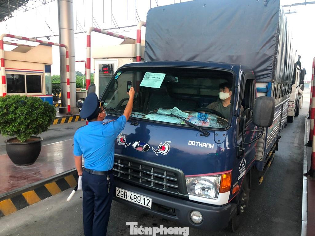 Việc này theo lãnh đạo Sở GTVT Hà Nội là để kiểm soát tốt hơn lái, phụ xe về thành phố từ các vùng dịch; tránh tình trạng một số xe tải chở hàng đeo giấy luồng xanh giả, lái khai báo trung thực, để xảy ra lây lan dịch COVID-19 như tại khu vực phía sau bến xe Giáp Bát vừa qua.