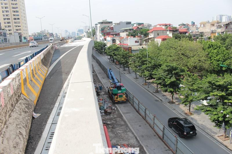 Lý do chính các đường trên cao đã thông xe gần 1 năm nhưng vẫn bị bịt đường lên xuống là hệ thống 6 đường nhánh này hiện nay chủ đầu tư là Ban Quản lý dự án Thăng Long, Bộ GTVT thi công vẫn chưa xong.