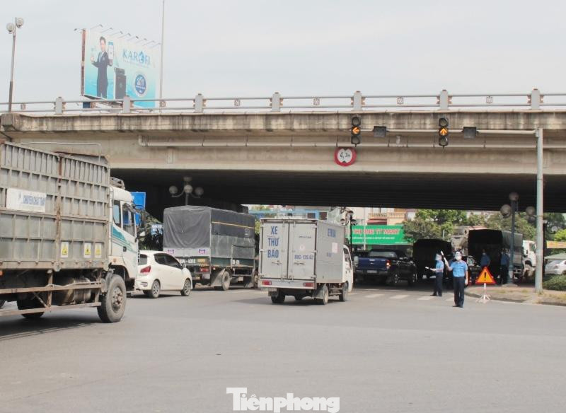 Ngoài ra TTGT cũng lập các tổ cơ động giám sát chặt chẽ tất cả 36 vị trí có xe khách hợp đồng đón, trả công nhân, cán bộ Cty SAMSUNG đi làm và về nhà hàng ngày. Ngoài ra TTGT cũng lập các tổ cơ động giám sát chặt chẽ tất cả 36 vị trí có xe khách hợp đồng đón, trả công nhân, cán bộ Cty SAMSUNG đi làm và về nhà hàng ngày.