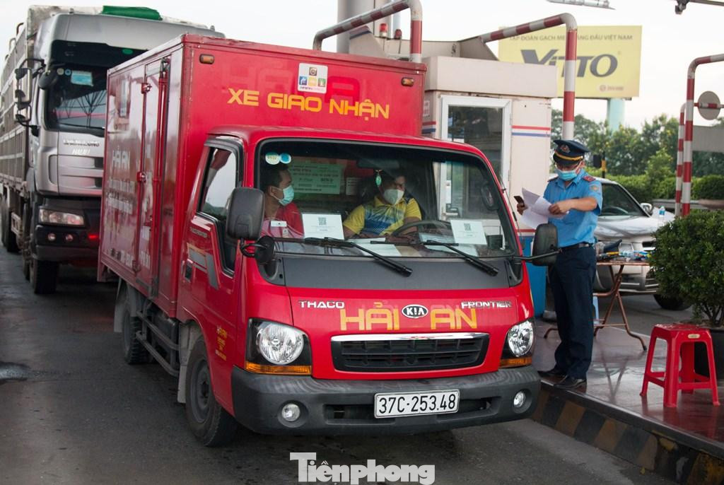 Tại chốt Pháp Vân - Cầu Giẽ chiều tối qua, trao đổi với PV Tiền Phong, đại diện tổ công tác liên ngành ở đây cho biết, việc kiểm tra giấy luồng xanh để kiểm soát tất cả phương tiện và tài xế vào thành phố là rất tốt. Tuy nhiên, việc này cũng phải phù hợp với quy định của Thủ tướng Chính phủ khi yêu cầu tạo điều kiện cho xe luồng xanh lưu thông trên đường, chỉ kiểm ra ở 2 đầu (đi, đến). "Nên quy định cho lực lượng làm nhiệm vụ kiểm tra xác suất sẽ phù hợp hơn. Còn nếu những ngày tới, Thanh tra giao thông vẫn dừng kiểm tra luồng xanh tại chốt như ngày 29/8 thì giao thông tại cửa ngõ sẽ ùn tắc", đại diên tổ công tác nêu thực tế.