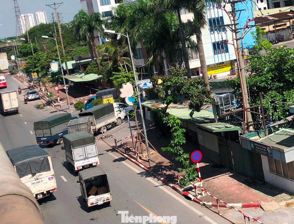 Do bến xe rộng 17.000 m2 và toàn bộ xe khách đang nghỉ hoạt động trong thời gian Hà Nội thực hiện giãn cách phòng chống dịch, nên sân bến xe là địa điểm tốt để lái xe và phương tiện vào dừng đỗ, chờ làm xét nghiệm.