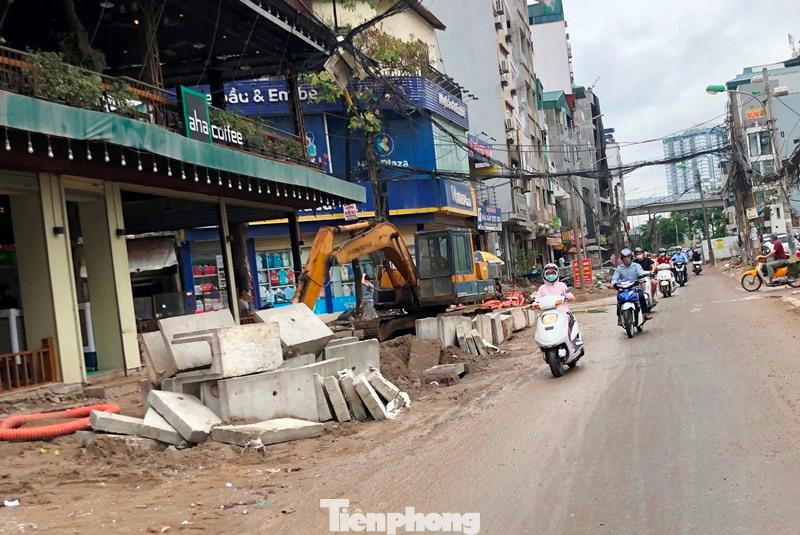 Thi công từ năm 2017 và có tiến độ hoàn thành tháng 12/2019, tuy nhiên đến nay (2 năm trôi qua), dự án mở rộng đường Vũ Trọng Phụng, do UBND quận Thanh Xuân làm chủ đầu tư vẫn dở dang, chưa biết ngày về đích.