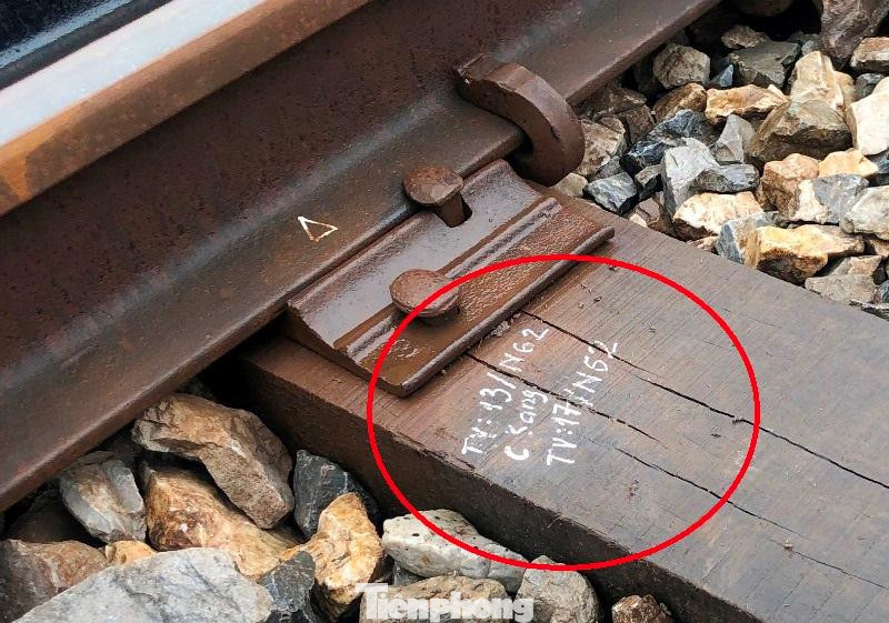 Nguyên nhân được các đơn vị đang quản lý, duy tu hệ thống đường sắt cho biết, từ đầu năm đến nay do chưa được Bộ GTVT giải ngân kinh phí bảo trì theo quy định hàng năm, dẫn đến công tác duy tu, sửa chữa hư hỏng đường tàu theo định kỳ không có kinh phí thực hiện. Với các vị trí có nhiều thanh tà vẹt trên đường sắt bị hỏng, mục ruỗng, đơn vị quản lý chỉ biết hoán đổi vị trí các thanh hư hỏng ít sang các vị trí có thanh hư hỏng nhiều. Tại vị trí thanh tà vẹt được đánh số 11 qua cầu Thăng Long (vòng tròn đỏ), đơn vị bảo trì ghi dòng chữ trắng: "Tà vẹt số 13, Nhịp 62 thay sang vị trí tà vẹt số 17/Nhịp 62" cầu Thăng Long.