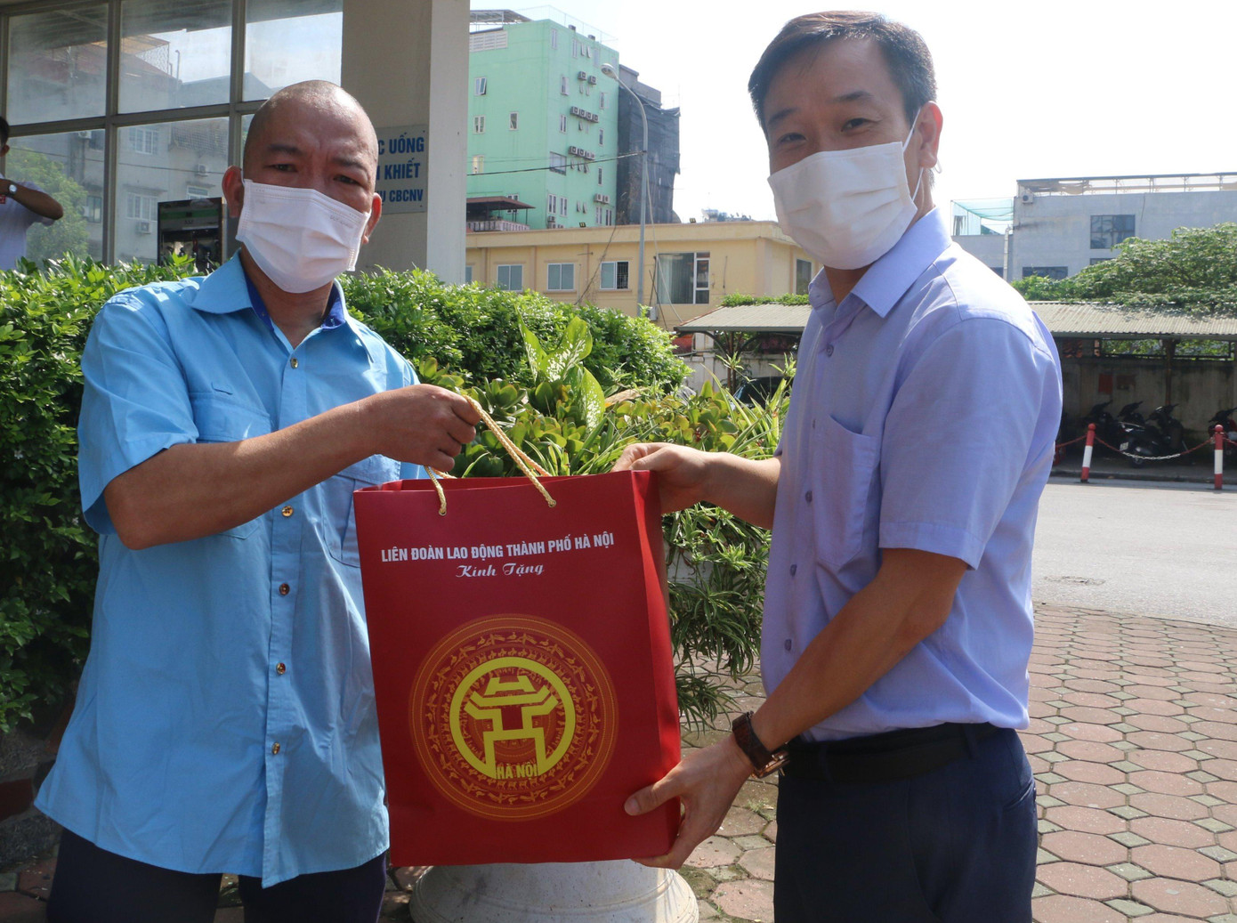 Ông Nguyễn Thủy, Phó Tổng Giám đốc Tổng Cty Transerco trao quà hỗ trợ cho lái, phụ xe. Ông Nguyễn Thủy, Phó Tổng Giám đốc Tổng Cty Transerco trao quà hỗ trợ cho lái, phụ xe.