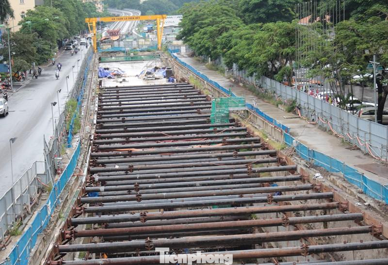 Còn tiến độ khai thác đoạn trên cao từ Nhổn về khu vực khách sạn Daewoo là cuối năm 2021. Tuy nhiên, hiện tiến độ này có nguy cơ cũng không đạt được do nhiều nguyên nhân, trong đó có nguyên nhân theo chủ đầu tư là do dịch COVID kéo dài khiến việc thi công, huy động nhân lực, thiết bị và chuyên gia nước ngoài gặp khó khăn...