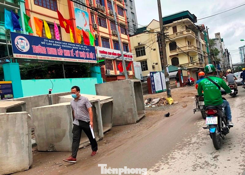 Dự án thi cộng chậm dẫn đến nhiều hệ lụy cho người dân sống tại đây và người tham gia giao thông, ngoài ùn tắc, ô nhiễm, những hôm trời mưa thì đường ngập nặng do hệ thống cống thoát nước chưa xong.