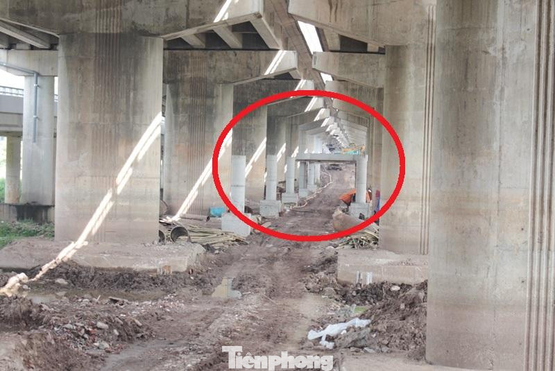 Cầu cạn sắt được xây dựng nằm ở dải đất lưu không giữa các trụ cầu cạn Vành đai 3 trên cao. Vòng tròn đỏ trong ảnh chụp tại hiện trường là các trụ cầu vòm sắt đang được xây dựng.