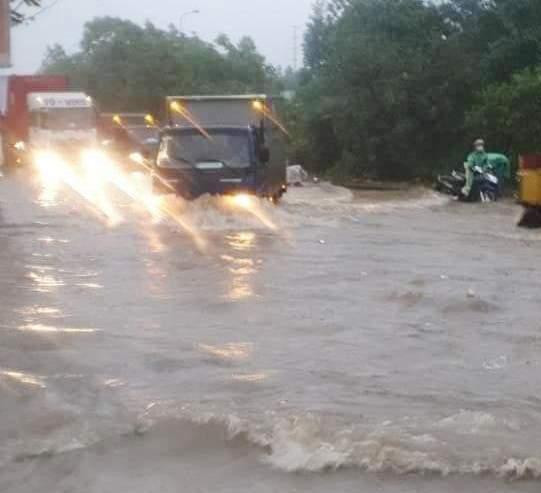 Từ khoảng 5h sáng, khi phương tiện tham gia giao thông đông, tuyến đường gom đại lộ Thăng Long qua Thạch Thất, Nam Từ Liêm đã ngập nặng.