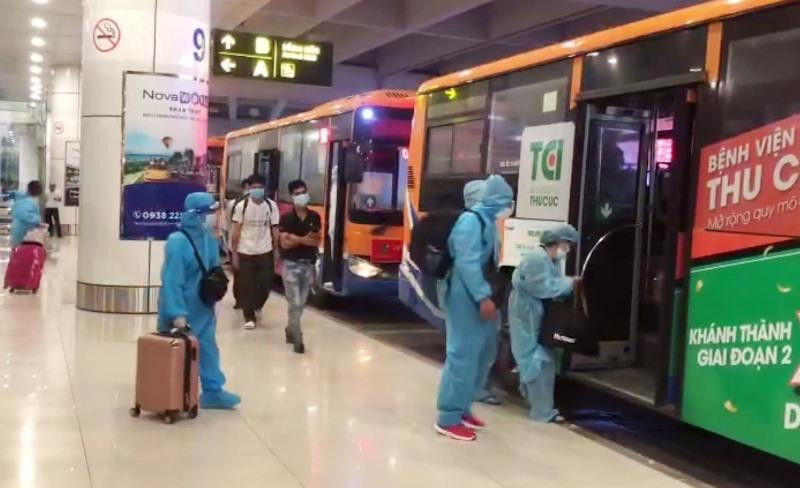 Những chuyến buýt đầu tiên được huy động sau khi Hà Nội thực hiện giãn cách từ ngày 24/7 là lên sân bay Nội Bài đón công dân từ TP.HCM trở về, sau đó được đưa đến các khu cách ly tập trung.