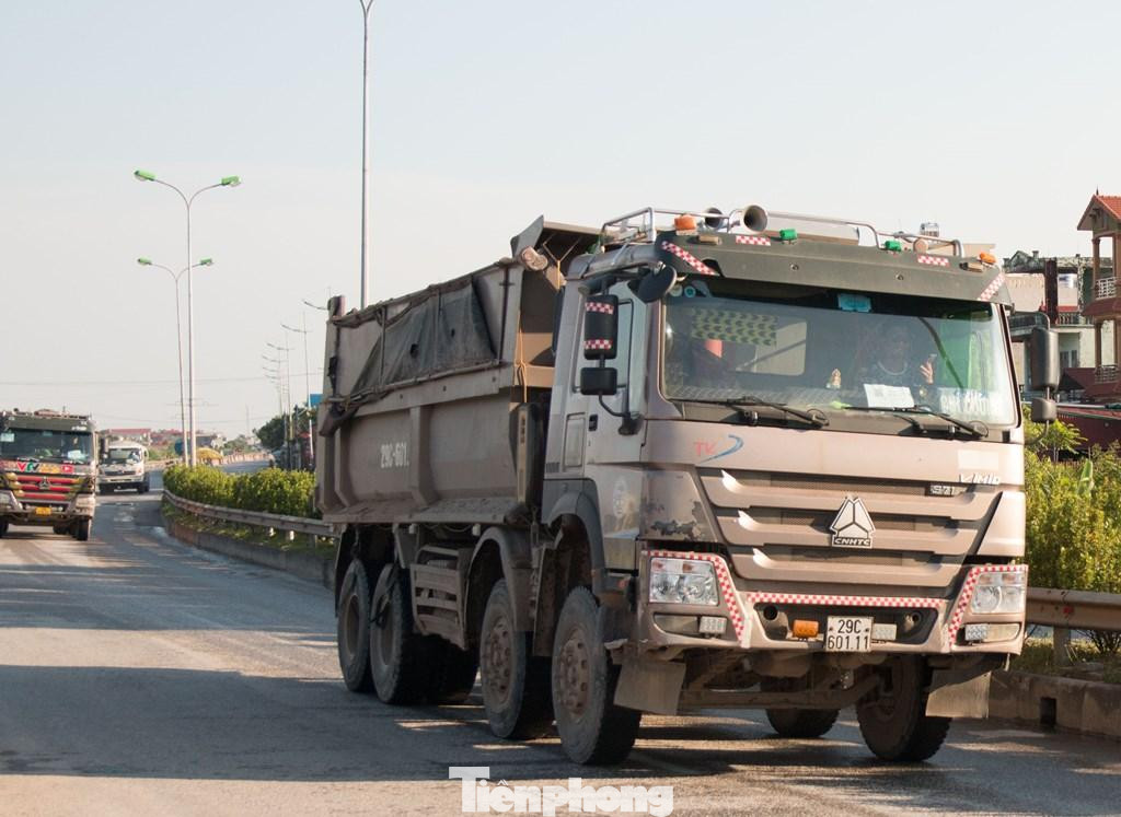 Nhiều thời điểm, đặc biệt là buổi trưa và đêm tối xe chạy thành từng đoàn Nhiều thời điểm, đặc biệt là buổi trưa và đêm tối xe chạy thành từng đoàn