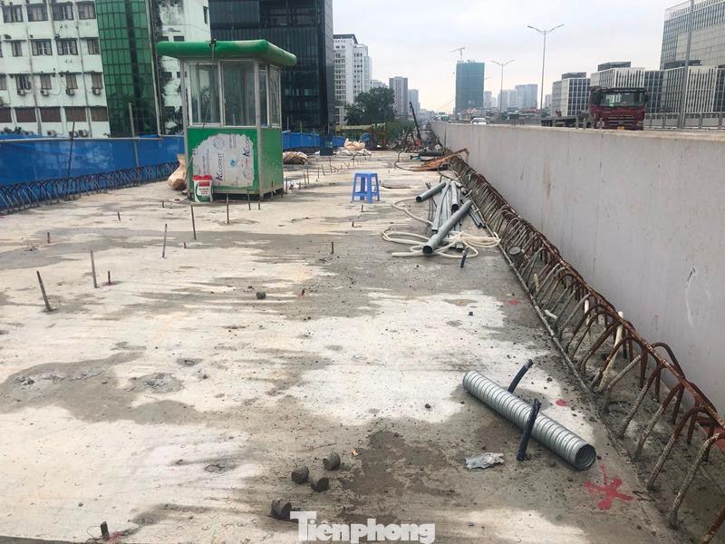 Lý giải lý do dỡ bỏ lệnh cấm đường trước 1 ngày, trao đổi với PV Tiền Phong sáng 26/4, ông Cao Văn Hiệp, Phó Chánh Thanh tra, Sở GTVT Hà Nội cho biết, do đơn vị thi công hệ thống đường ram lên xuống đã xong trước tiến độ một ngày, do vậy Thanh tra giao thông đã dỡ bỏ lệnh cấm để giảm áp lực giao thông tại khu vực cửa ngõ phía Tây.