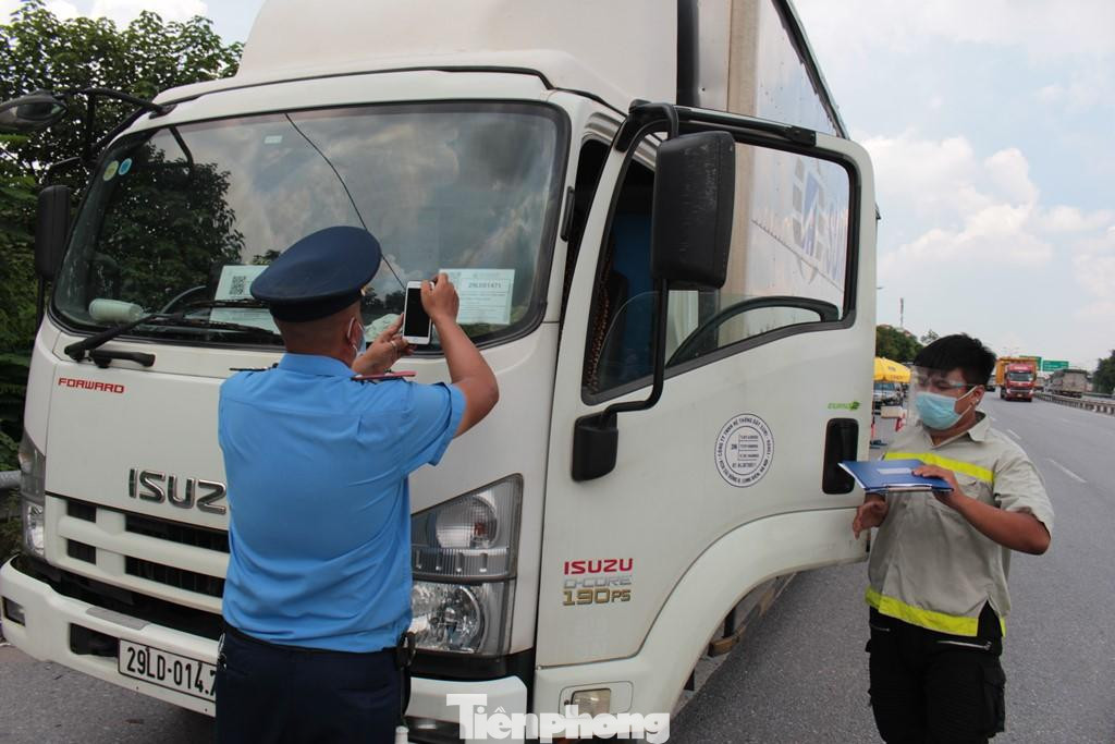 Để có thể vẫn kiểm soát được -phần nào xe tải qua chốt, sau khi không quét được mã luồng xanh, lực lượng làm nhiệm vụ đã yêu cầu tài xế và người đi cùng trình giấy xét nghiệm COVID-19 (PCR).
