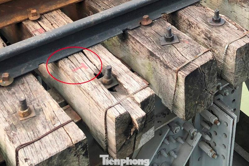 Nhiều thanh tà vẹt trên đường sắt qua cầu Long Biên được công nhân tuần đường đánh dấu "T" (thay) bằng mực đỏ, nhưng nay mực đã mờ nhưng thanh tà vẹt hỏng vẫn chưa được thay.