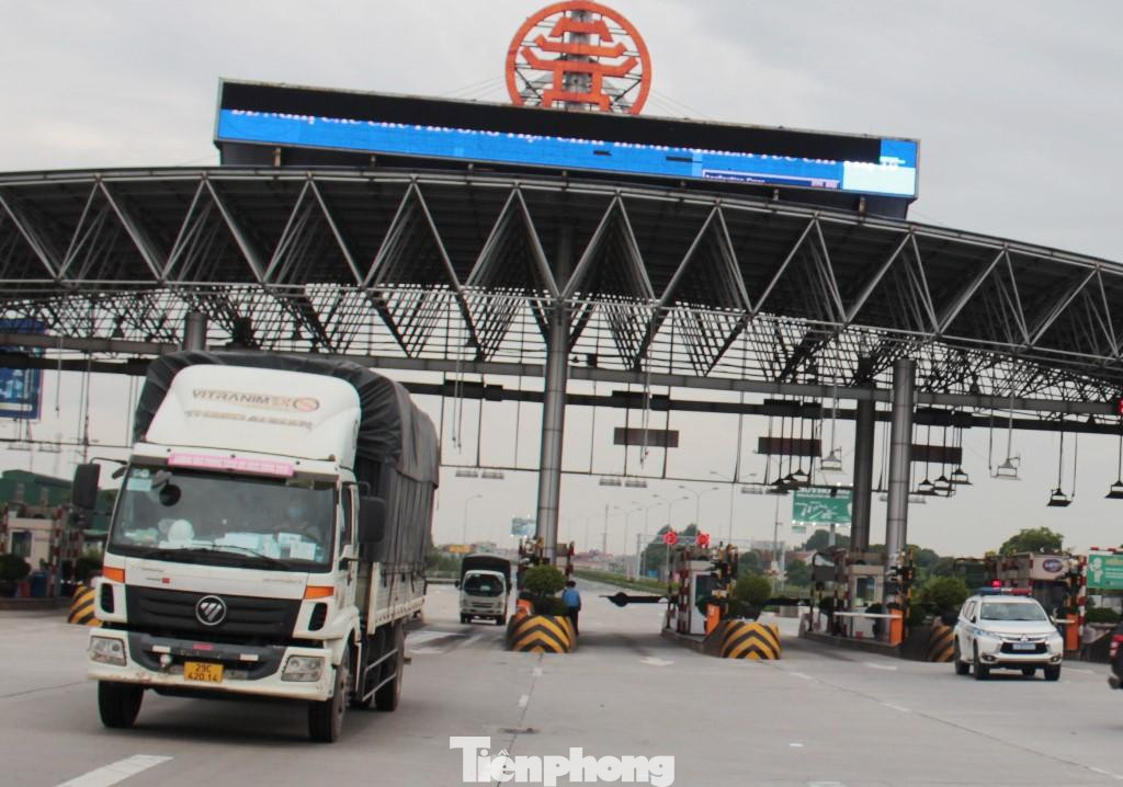 Trước tình trạng xe qua chốt bị ùn tắc kéo dài, chiều qua đại diện liên ngành chỉ huy một số chốt kiểm soát cửa ngõ đã yêu cầu Thanh tra giao thông xả chốt để xe đi lại bình thường.