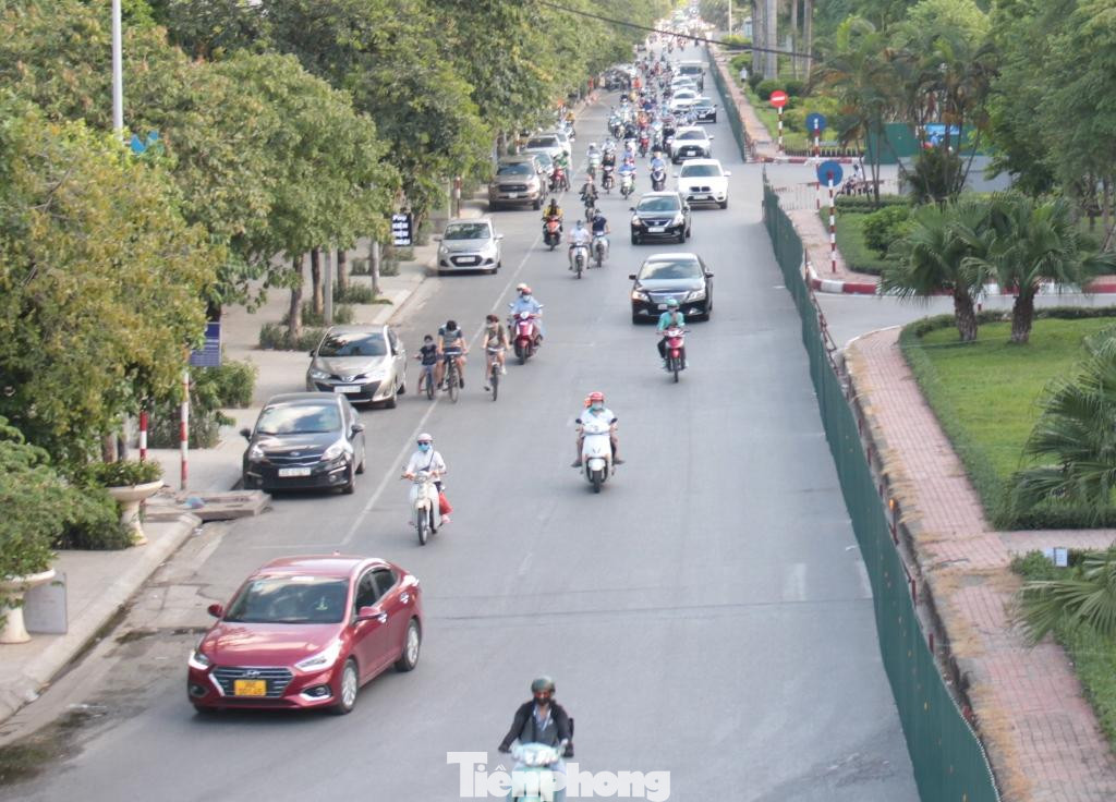 Với sự gia tăng của phương tiện xe, hiện 4 làn đường của tuyến Liễu Giai - Văn Cao đã chật hẹp, quá tải, sau khi điều chỉnh dải phân cách (dải đất dự trữ phục vụ cho giao thông) tuyến đường có thêm 4 làn xe, nâng số làn xe hiện có của tuyến đường lên 8 làn. Với sự gia tăng của phương tiện xe, hiện 4 làn đường của tuyến Liễu Giai - Văn Cao đã chật hẹp, quá tải, sau khi điều chỉnh dải phân cách (dải đất dự trữ phục vụ cho giao thông) tuyến đường có thêm 4 làn xe, nâng số làn xe hiện có của tuyến đường lên 8 làn.