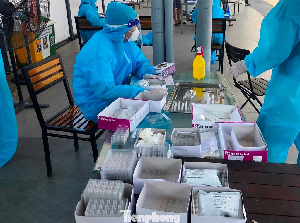 Cả điểm test COVID tại bến Nước Ngầm và Yên Nghĩa đều đang hoạt động hết công suất, nhưng lượng người và xe đến mỗi ngày vẫn rất đông, nhiều lúc xảy ra quá tải, ùn ứ kéo dài. Cả điểm test COVID tại bến Nước Ngầm và Yên Nghĩa đều đang hoạt động hết công suất, nhưng lượng người và xe đến mỗi ngày vẫn rất đông, nhiều lúc xảy ra quá tải, ùn ứ kéo dài.