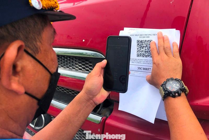 Cụ thể, sau khi CSGT, Cảnh sát cơ động dừng xe, Thanh tra giao thông sẽ kiểm tra giấy luồng xanh. Qua kiểm tra bằng việc quét mã vạch, Thanh tra giao thông sẽ biết xe có đi đúng lộ trình, lái xe có giấy xét nghiệm COVID còn hiệu lực.