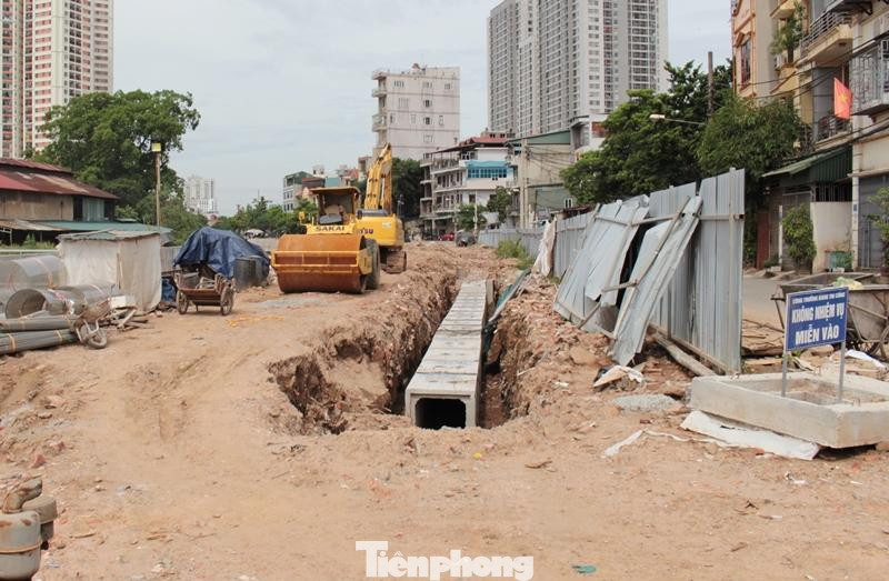 Hạng mục đường giao thông 2 bên bờ kênh dẫn nước cũng đang thi công dở dang, nham nhở. Hạng mục đường giao thông 2 bên bờ kênh dẫn nước cũng đang thi công dở dang, nham nhở.