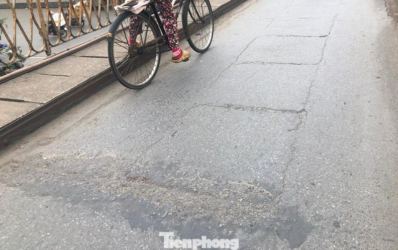 Những ngày qua, đơn vị quản lý cầu là Cty CP đường sắt Hà Hải (Tổng Cty Đường sắt Việt Nam) đã cho thảm lại các đoạn bị nứt, thủng..