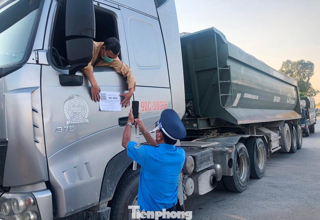 Thực hiện quy chỉ đạo mới của Sở GTVT Hà Nội, từ ngày 29/8, lực lượng Than tra giao thông làm việc tại 23 chốt trực tại các cửa ngõ trên địa bàn Hà Nội được yêu cầu: “Kiểm tra (quét mã Qrcode) toàn bộ các phương tiện được cấp mã nhận diện luồng xanh qua hệ thống điện thoại thông minh để xác định thời hạn của còn hiệu lực của giấy xét nghiệm PCR”.