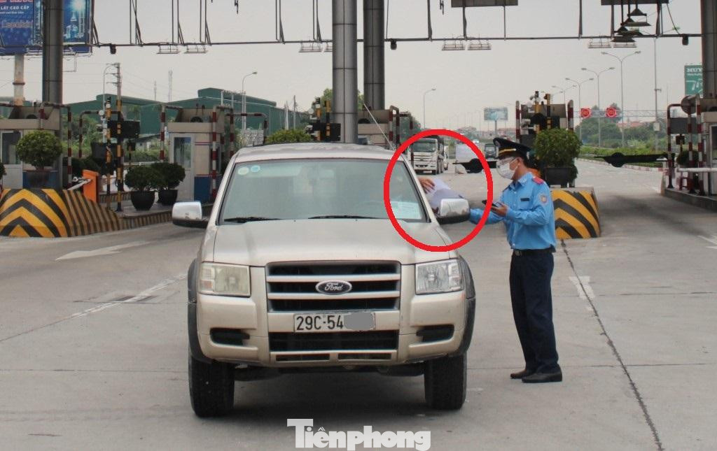 Thay vì giấy "luồng xanh" (chỉ ưu tiên cho xe chở hàng đi qua chốt), các lái xe cá nhân khi đi vào này đã trình rất nhiều giấy tờ, trong đó có loại "giấy phép" đã được chính quyền địa phương kịp xác nhận trong ngày duy nhất quy định có hiệu lực. Thay vì giấy "luồng xanh" (chỉ ưu tiên cho xe chở hàng đi qua chốt), các lái xe cá nhân khi đi vào này đã trình rất nhiều giấy tờ, trong đó có loại "giấy phép" đã được chính quyền địa phương kịp xác nhận trong ngày duy nhất quy định có hiệu lực.