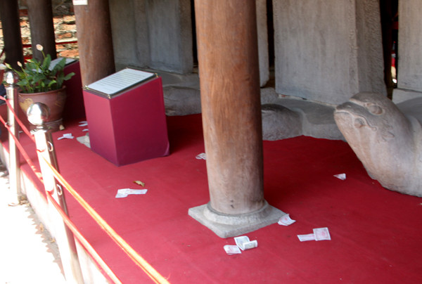 Tiền lẻ vứt lung tung. Tiền lẻ vứt lung tung