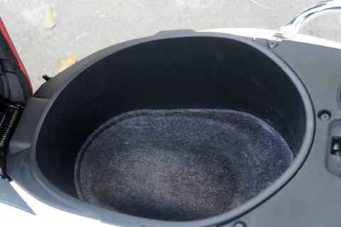 Cốp được tối ưu, to và rộng hơn hẳn so với Vespa LX