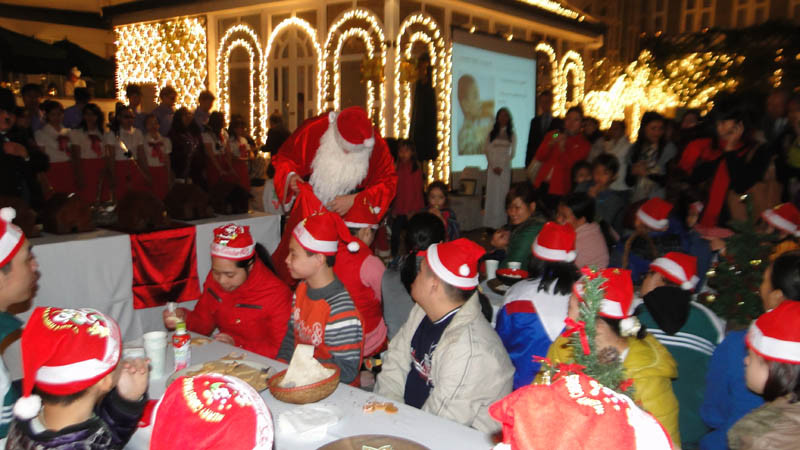 Ông già Noel trao quà cho các em nhỏ nhiễm chất độc da cam làng Hoà Bình