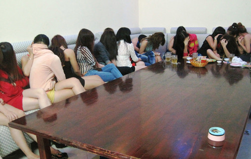 Bên trong một quán karaoke bất ngờ bị kiểm tra