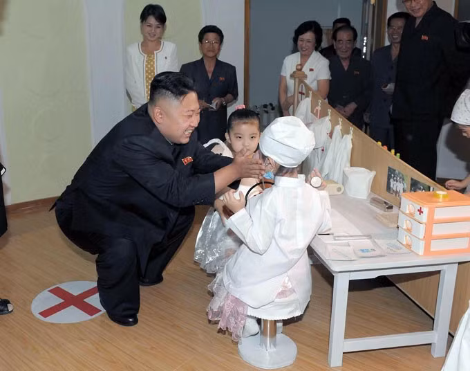 Trong thời gian gần đây, cô thường xuyên xuất hiện cùng nhà lãnh đạo Kim Jong Un