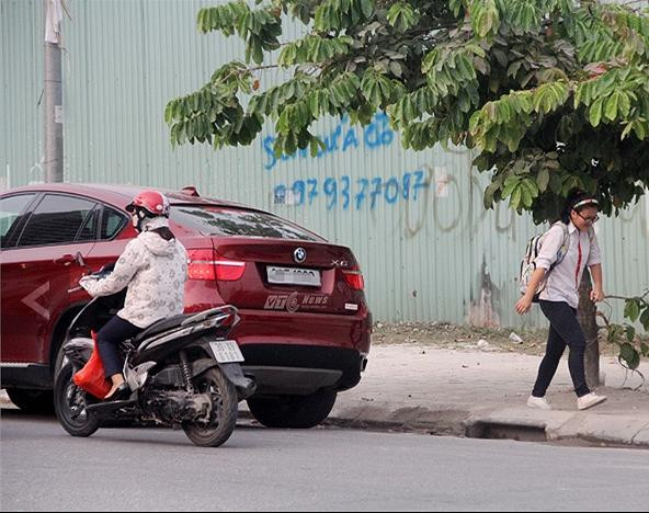 Chiếc xe BMW X6 phải đỗ bên đường đối diện vì trước cổng trường THPT chuyên Hà Nội Amsterdam đã có quá nhiều ô tô đứng đó