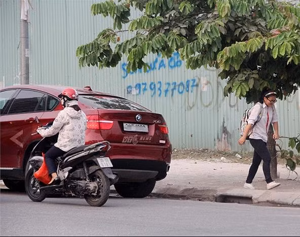 Chiếc xe BMW X6 phải đỗ bên đường đối diện vì trước cổng trường THPT chuyên Hà Nội Amsterdam đã có quá nhiều ô tô đứng đó. Chiếc xe BMW X6 phải đỗ bên đường đối diện vì trước cổng trường THPT chuyên Hà Nội Amsterdam đã có quá nhiều ô tô đứng đó