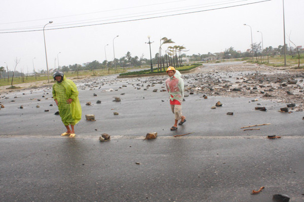 Đất đá bị sóng biển hút tung văng xa hàng chục mét