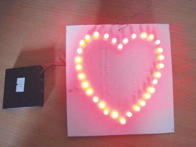 Mạch điện có hình trái tim của một sinh viên Trường Đại học Công nghiệp Hà Nội. Ảnh: Nguyễn Tuấn